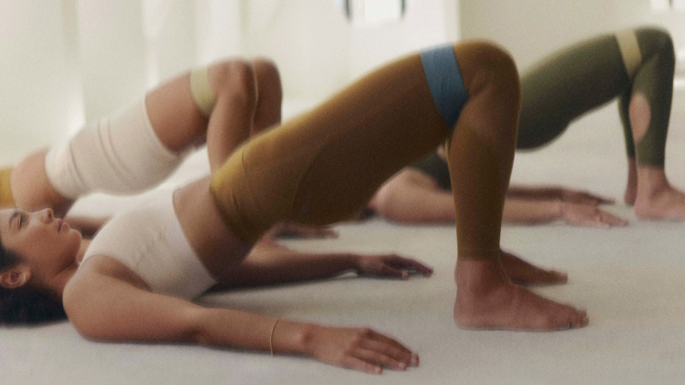 Pilates exercises with a Sculpt band during a LES MILLS SHAPES class