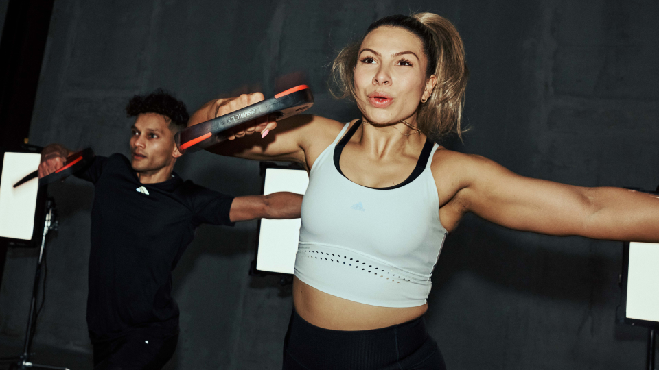 Free weight training in LES MILLS FUNCTIONAL STRENGTH
