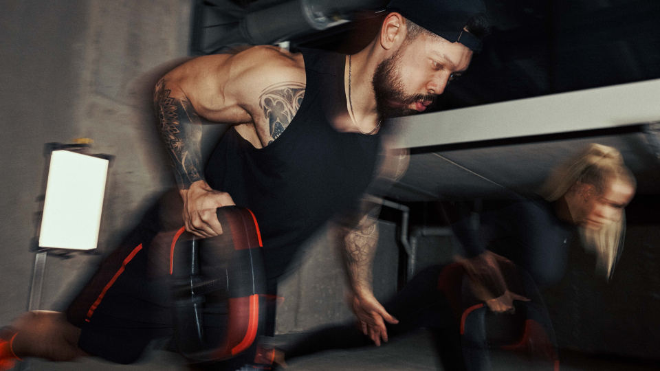 Dynamic weight exercises during LES MILLS FUNCTIONAL STRENGTH
